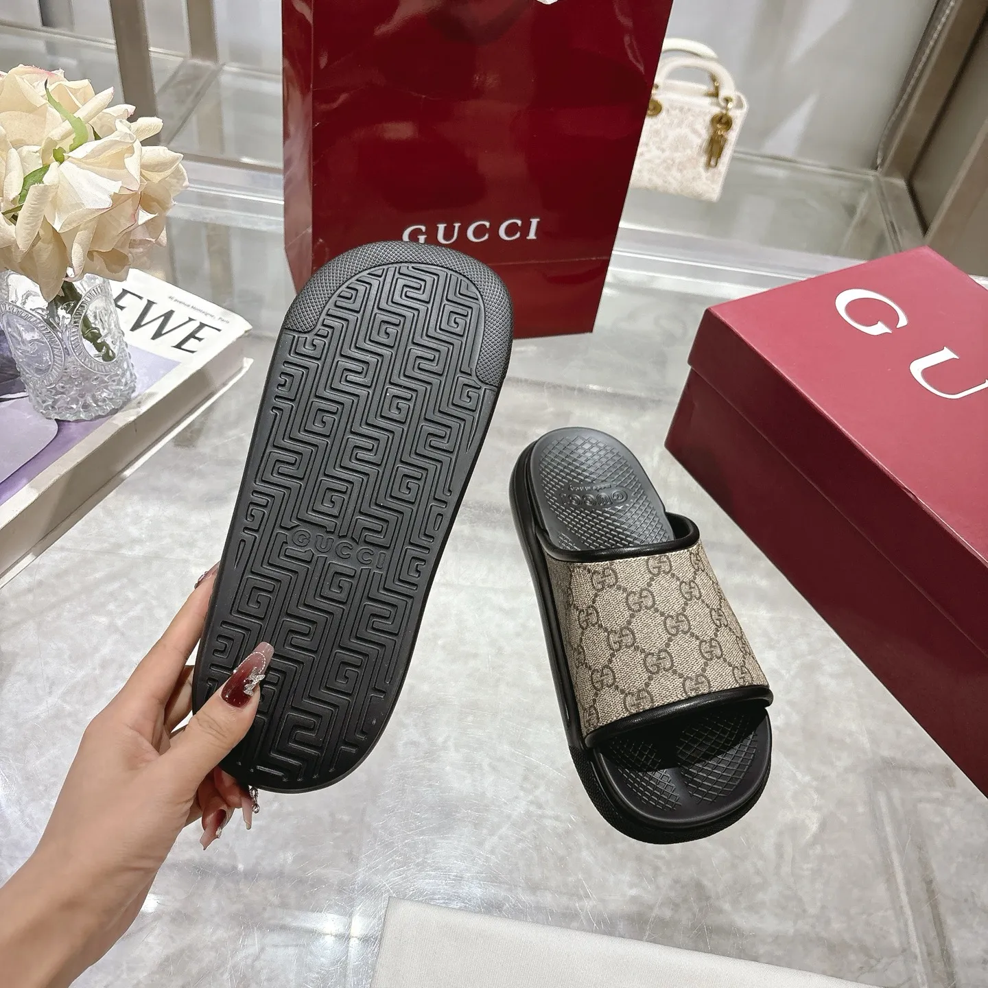 p400🐮🐮New summer men's slip-on slippers. Inspired by the summer spirit and beach clubs of the Italian coast, this piece is part of Gucci Lido. The Pre-Fall collection reinterprets the brand's signature elements and sophisticated patterns in a contemporary way. Made from black rubber, these flat sandals feature a slip-on design that reinterprets the brand's distinctive green and red web design. GG Classic Upper Men's Molded Rubber Footbed Gucci Logo Flat Made in Italy Size: Men's 40 to 47,
